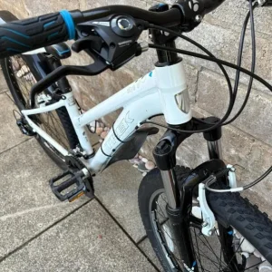 Skye S Crystal White Trek Bike - Image 4