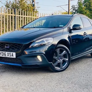 2016 Volvo V40 Cross Country 2.0 D2 Lux ULEZ FREE FSH T.BELT DONE Hatchback Diesel Manual - Image 3
