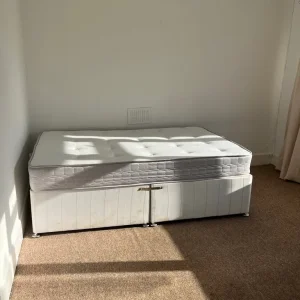 Lovely sunny room available in friendly house with Garden - Image 2