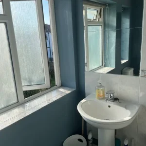 Lovely sunny room available in friendly house with Garden - Image 3