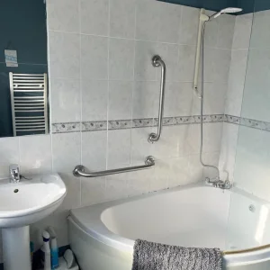 Lovely sunny room available in friendly house with Garden - Image 5