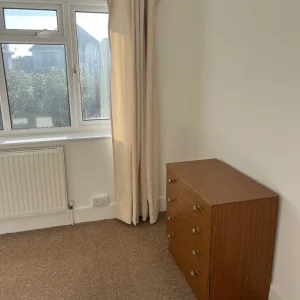 Lovely sunny room available in friendly house with Garden - Image 7