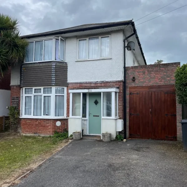 Lovely sunny room available in friendly house with Garden