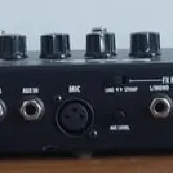Line 6 'HD500' guitar effects processor.