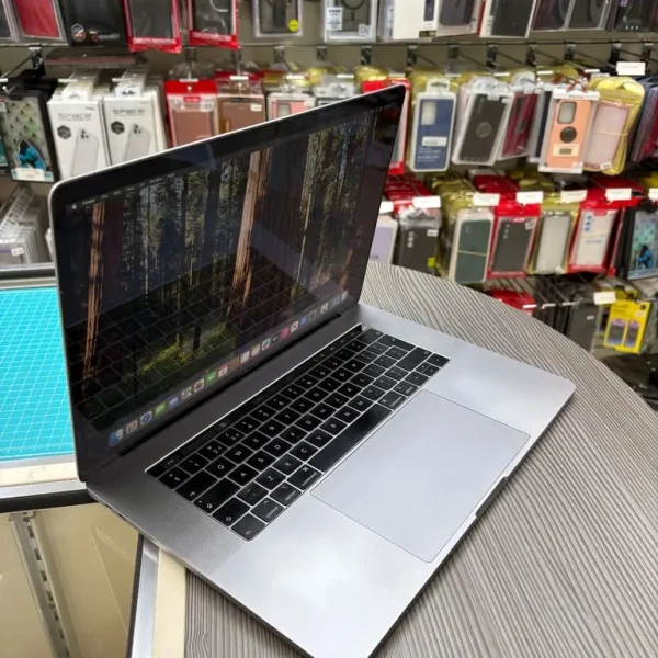 Apple MacBook Pro 256GB in Excellent Condition