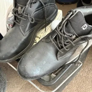 Golf items, putters, bags, ball collector - prices in description - Image 8