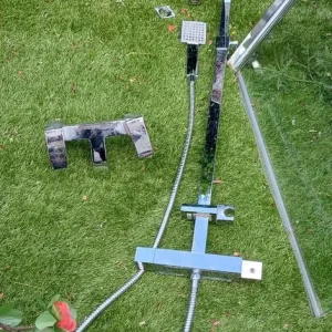 Bathroom items - Image 2