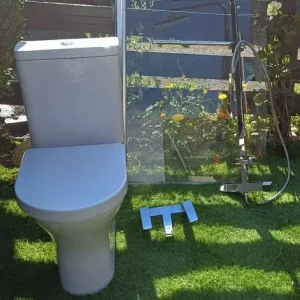 Bathroom items - Image 5