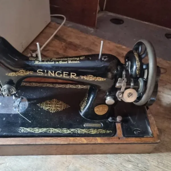 Singer hand kranck sewing machine