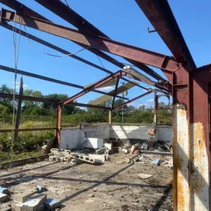 Approx 20m x 11m steel frame portal building single height doors inc - Image 3