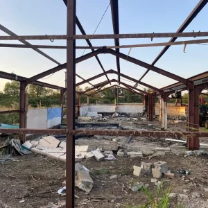 Approx 20m x 11m steel frame portal building single height doors inc - Image 4