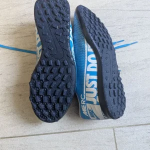 Nike football shoes for AstroTurf size 8 - Image 2