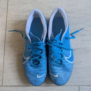Nike football shoes for AstroTurf size 8 - Image 4