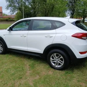 2017 Hyundai TUCSON 1.7 CRDi Blue Drive S Euro 6 (s/s) 5dr ESTATE Diesel Manual - Image 5