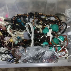 JOB LOT OF BROKEN (AND GOOD) JEWELRY APPR0X 5.6kg CRAFTS, SPARES, REPAIRS - Image 2