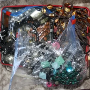 JOB LOT OF BROKEN (AND GOOD) JEWELRY APPR0X 5.6kg CRAFTS, SPARES, REPAIRS - Image 3