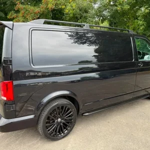 2022 VOLKSWAGEN TRANSPORTER T6.1 TDI 150 6 SPEED HIGHLINE LWB IN BLACK - EURO - Image 7