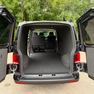 2022 VOLKSWAGEN TRANSPORTER T6.1 TDI 150 6 SPEED HIGHLINE LWB IN BLACK - EURO - Image 8