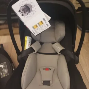 Nuna pipa car seat and isofix base - Image 4