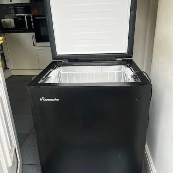 BLACK GOOSE FRIDGEMASTER (142L) CHEST FREEZER IN GOOD WORKING CONDITION