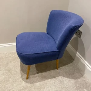 Small occasional / armchair in blue linen in great condition - only £50 - Image 3