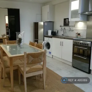 1 bedroom flat in Battersea Bridge Rd, London, SW11 (1 bed) (#495069) - Image 3