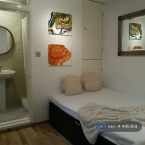 1 bedroom flat in Battersea Bridge Rd, London, SW11 (1 bed) (#495069) - Image 4