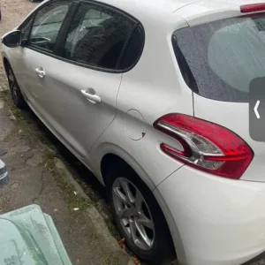 Peugeot, 208, Hatchback, 2013, Manual, 1199 (cc), 5 doors - Image 3