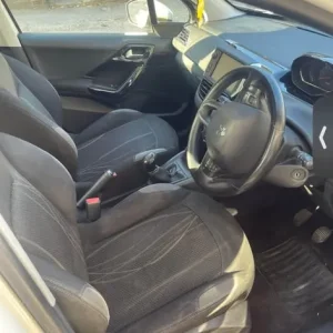 Peugeot, 208, Hatchback, 2013, Manual, 1199 (cc), 5 doors - Image 4