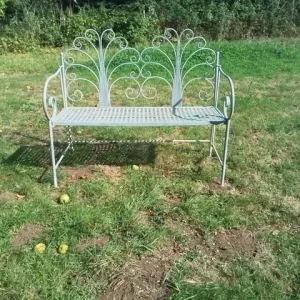 Pretty metal painted garden bench - Image 2