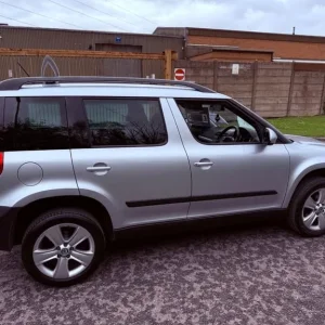 2013 63 SKODA YETI 2.0 TDI CR 4x4 6 SPEED MANUAL FULL MAINDEALER HISTORY - Image 3