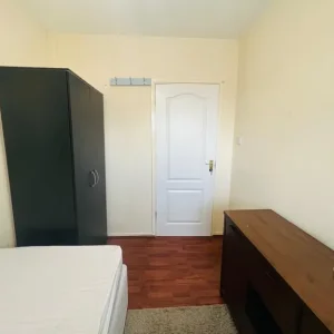 One large box room for rent ( preferably female) - Image 3