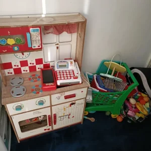 Kids wooden roleplay set with cinema, shop, and kitchen - Image 3