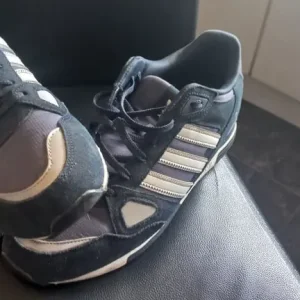 Mens Adidas trainers - Image 2