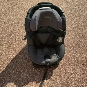 Swivel Maxicosi Axis sFix baby seat