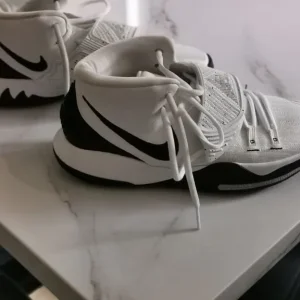 Nike Men's White Kyrie 6 'Oreo' Size 6