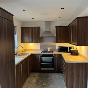 Large kitchen with matching utility - Image 3