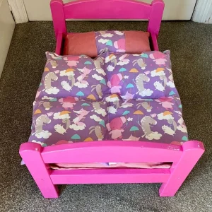 Pink painted toy doll bed & covers - Image 2