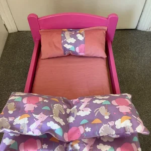 Pink painted toy doll bed & covers - Image 3