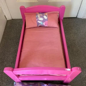Pink painted toy doll bed & covers - Image 4