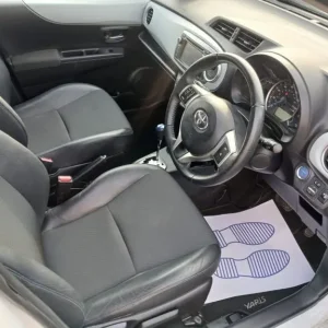 2013 Toyota Yaris 1.5 VVT-h T Spirit Hatchback 5dr Petrol Hybrid CVT Euro 5 (101 ps) Hatchback PE... - Image 4