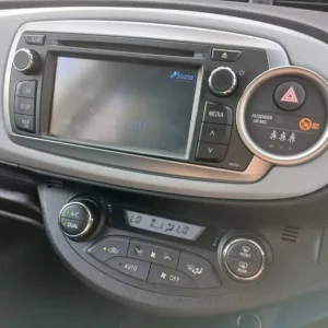 2013 Toyota Yaris 1.5 VVT-h T Spirit Hatchback 5dr Petrol Hybrid CVT Euro 5 (101 ps) Hatchback PE... - Image 6