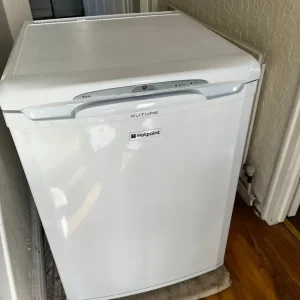 FROST FREE HOTPOINT FUTURE UNDER-COUNTER FREEZER IN GOOD WORKING CONDITION - Image 2