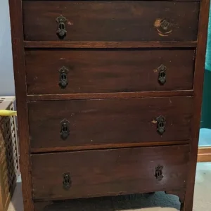 Antique mahogany chest of drawers