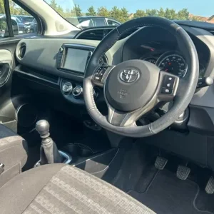 Toyota Yaris 1.33 Dual Vvt I Icon Hatchback 5dr Petrol Manual Euro 6 99 Ps - Image 2