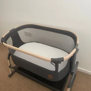 ‏Maxi-Cosi Iora Air bedside crib+ 3 Fitted Sheets (Full Set) - Image 2