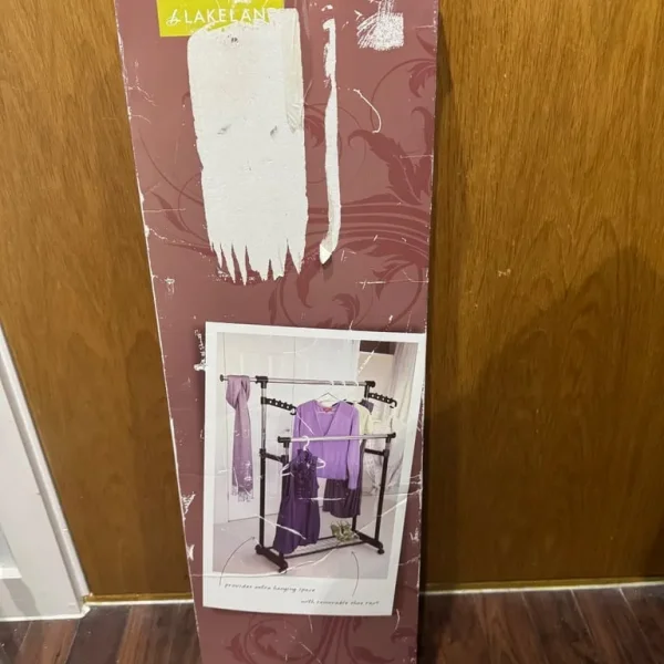 Portable garment rail