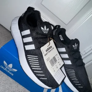Adidas Swift Run Size 4 - Image 2