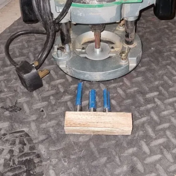 Hitachi plunge router and cutter bits