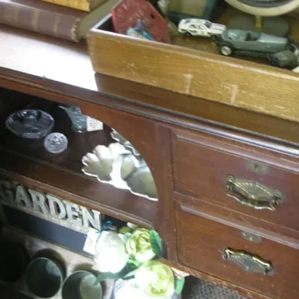 ANTIQUE ORNATE 4 DRAWER DESK - DRESSING TABLE. IN GOOD ORDER.